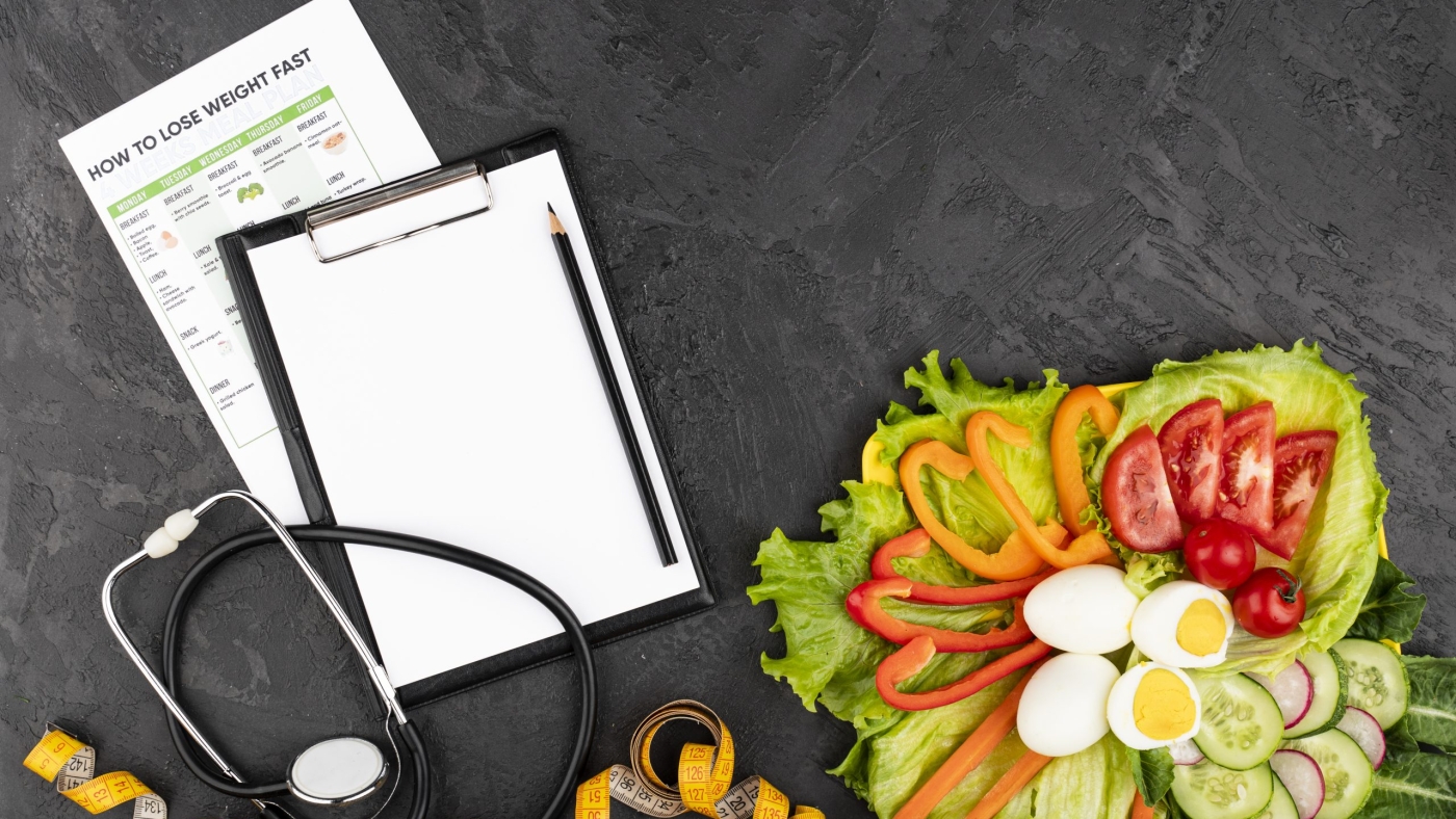 plateau-healthy-food-with-clipboard